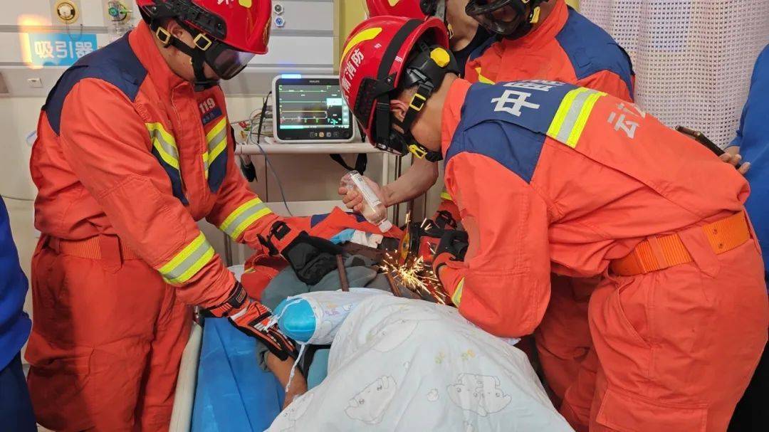 8岁男孩被“长矛”刺穿面部！家长吓坏了
