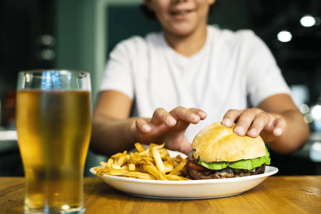 经常吃太饱，危害比你想的大！
