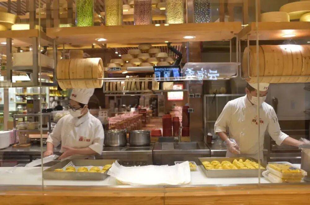 21元一个“冻馒头”罗永浩都嫌贵，于东来为什么支持西贝？