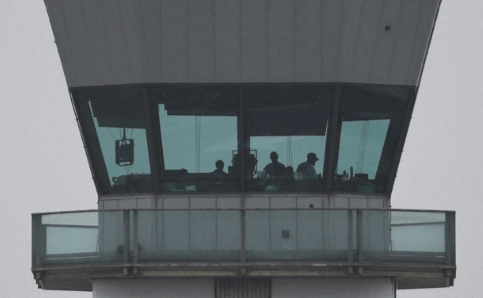 10天两万架飞机延误，机场6小时无人值守，美政府停摆将引发大乱，特朗普“甩锅”民主党