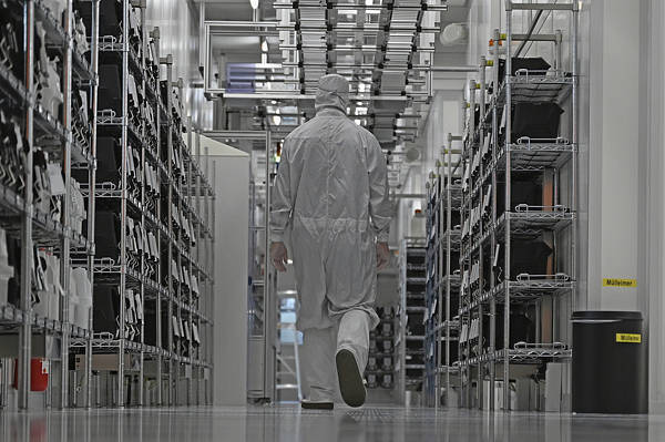 荷兰经济事务部大臣透露“将在几天内与中方会面”，但仍在狡辩