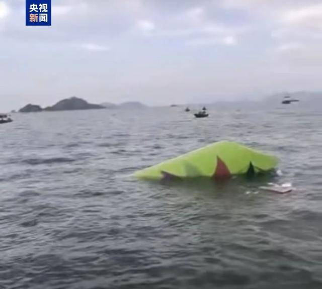 凌晨突发！香港机场一货机冲出跑道坠海，撞地勤车致2人遇难