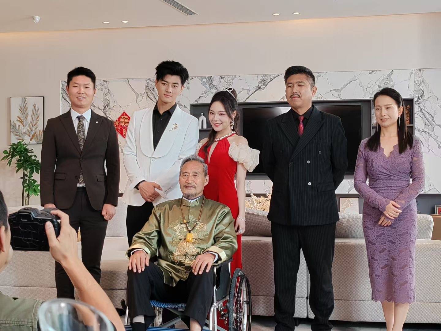 单亲妈妈演短剧日薪千元 成恶婆婆专业户