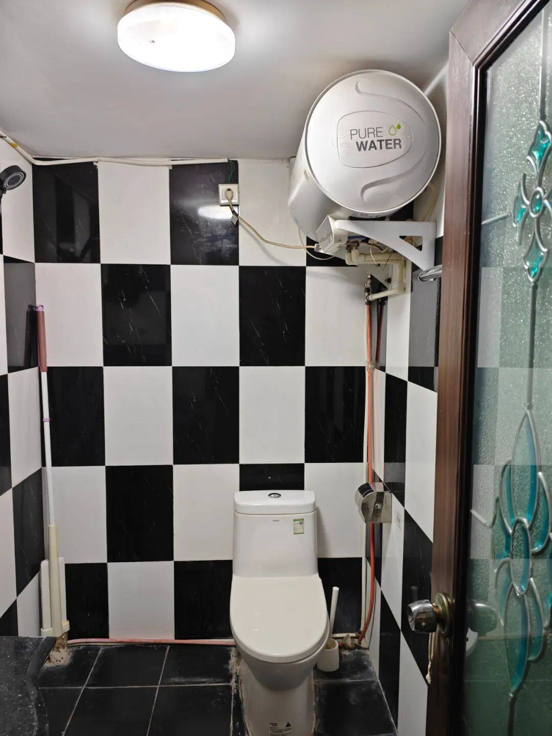 心疼！南宁一业主上厕所要经过厨房，抽油烟机贴防撞条……